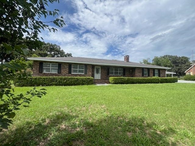 ranch-style home with a front yard