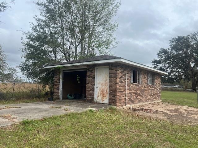 view of outdoor structure with a yard