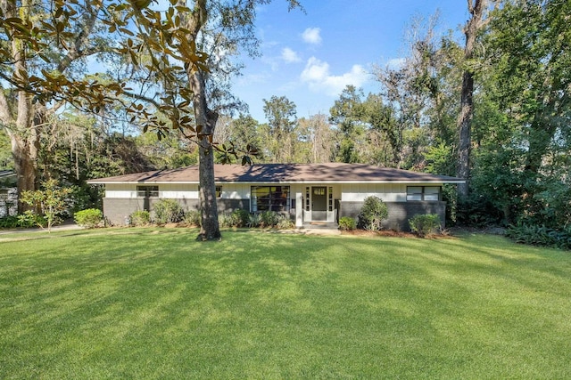 single story home featuring a front yard