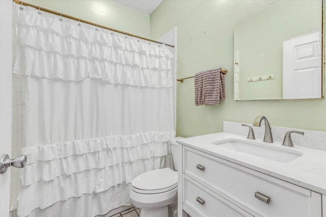 bathroom with toilet, a shower with curtain, and vanity