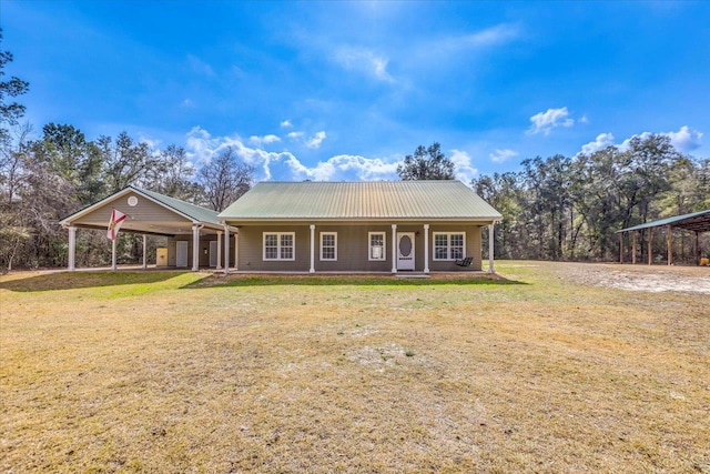 view of front facade featuring metal roof, a front lawn, and a porch