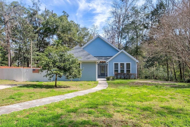 view of front facade featuring a front yard