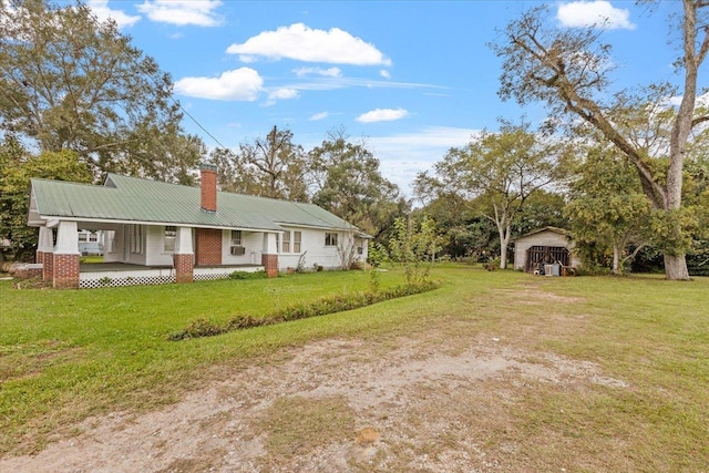 view of front of property featuring a porch and a front lawn