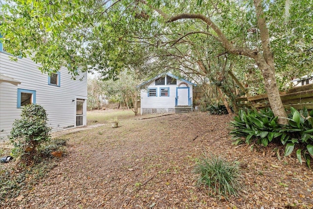 view of yard with an outbuilding