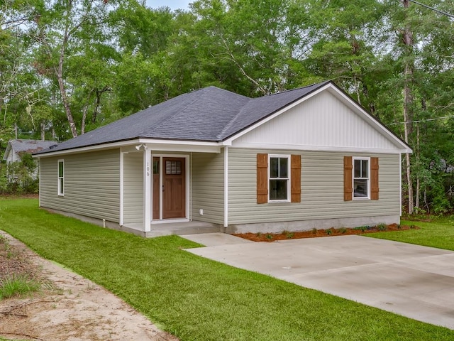 view of front of property featuring a front yard