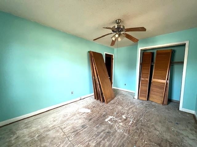 unfurnished bedroom featuring a ceiling fan, a closet, and baseboards