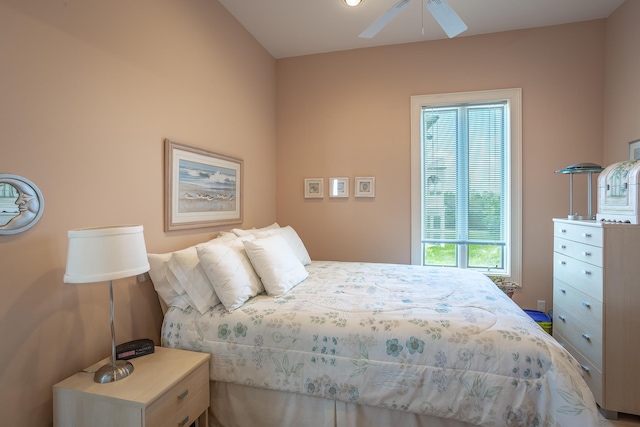 bedroom with ceiling fan