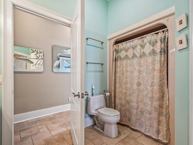 bathroom featuring a shower with shower curtain and toilet