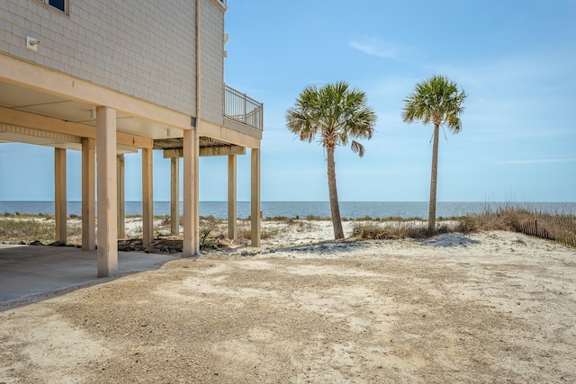 view of yard featuring a water view