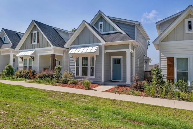 craftsman-style house featuring a front yard