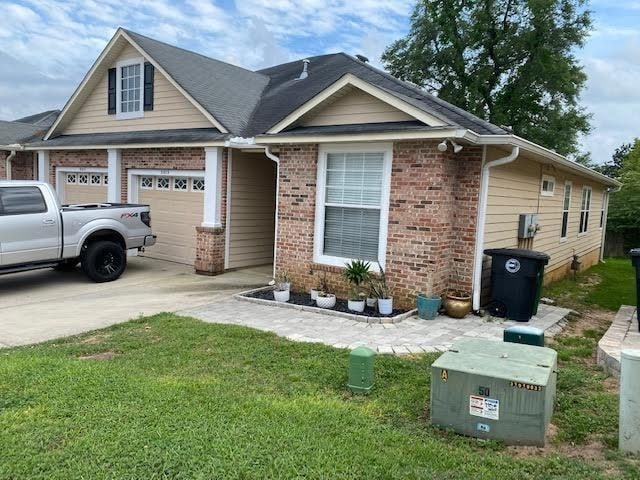 view of front of house featuring a garage and a front yard