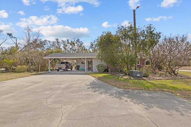 view of front of home featuring a front yard and a carport