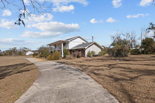 view of front facade with a front lawn and covered porch