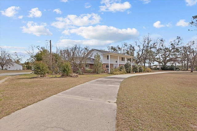 view of front of house featuring a front yard