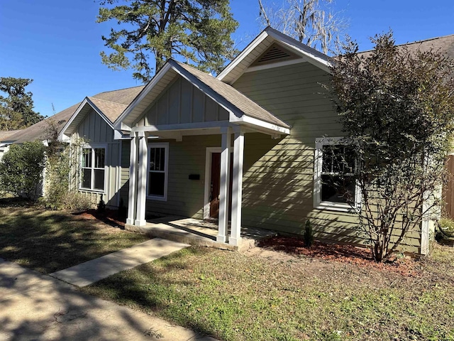 view of front of house featuring a front yard