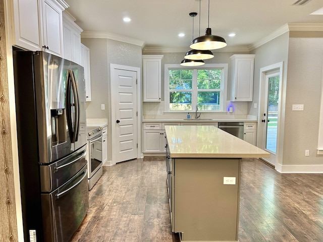 3646 Homestead Rd, Tallahassee, FL 32309 - kitchen with appliances with stainless steel finishes, a sink, crown molding, dark wood-style floors, and white cabinetry