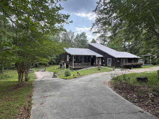 39 Wiregrass Ln, Quincy, FL 32351 - view of front facade featuring asphalt driveway and a front lawn