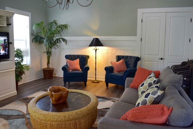 sitting room with dark wood-type flooring and a notable chandelier