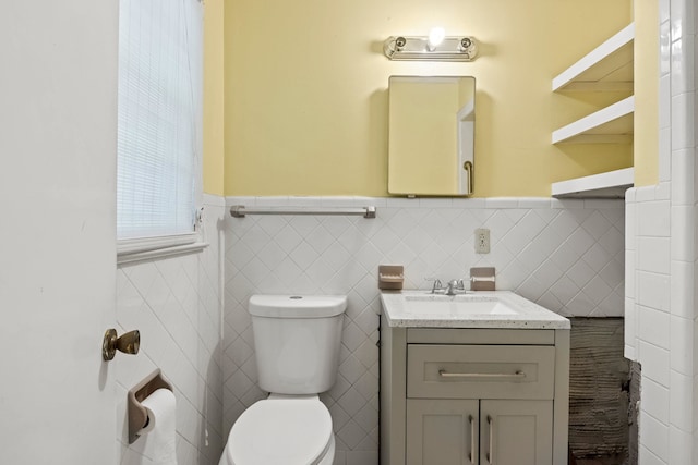 615 N Calhoun St, Quincy, FL 32351 - bathroom featuring wainscoting, vanity, and tile walls
