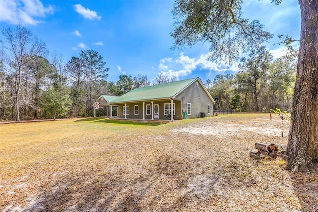 view of front facade with a front lawn and a porch