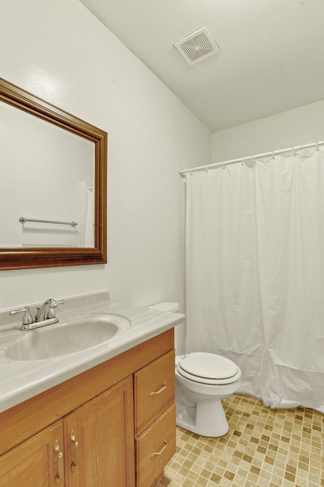 bathroom with a shower with curtain, vanity, and toilet