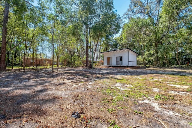 view of yard with an outbuilding