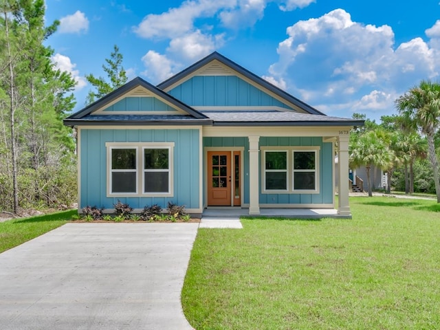 view of front facade with a front yard and covered porch