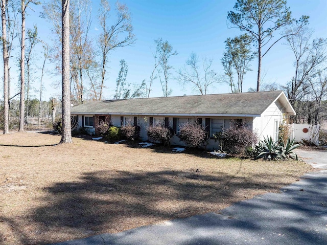 ranch-style house featuring a front yard