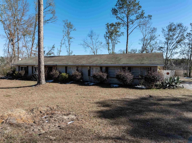 ranch-style home featuring a front lawn