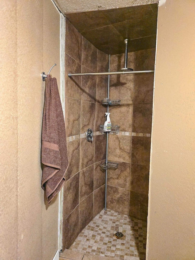 bathroom featuring tiled shower