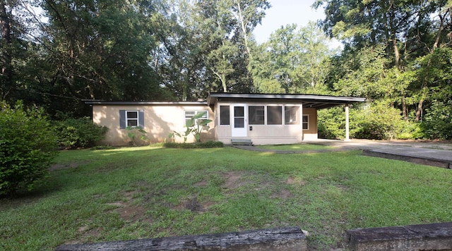 view of front of house featuring a carport and a front yard