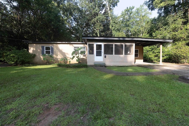 view of front of property featuring a carport and a front lawn