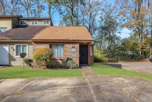 view of front of home featuring a front yard