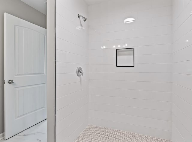 bathroom featuring tiled shower