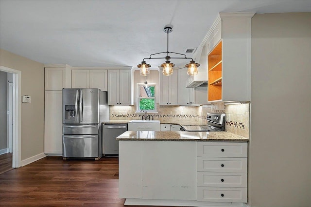 6847 Donerail Trl, Tallahassee, FL 32309 - kitchen with appliances with stainless steel finishes, a peninsula, dark wood-style floors, and tasteful backsplash