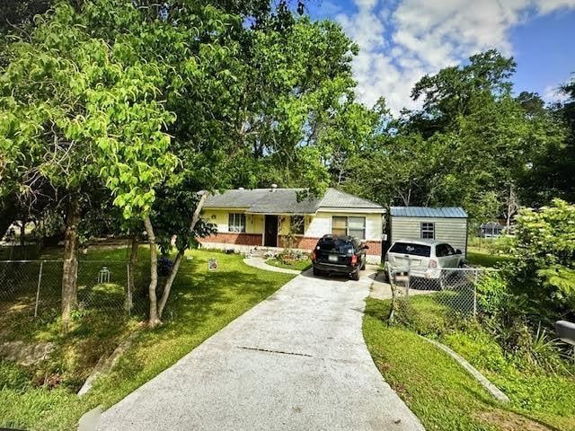 single story home with a front yard