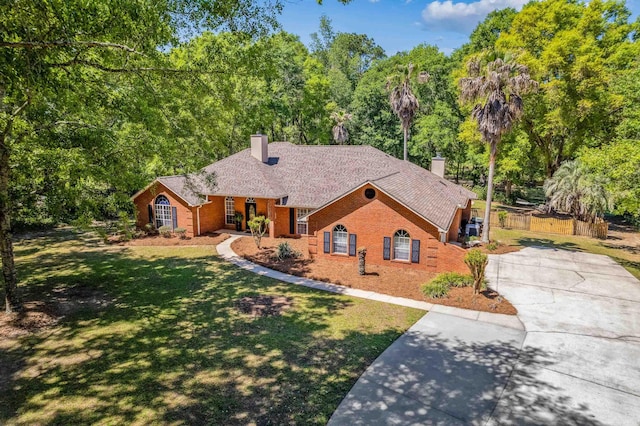 ranch-style house featuring a front yard