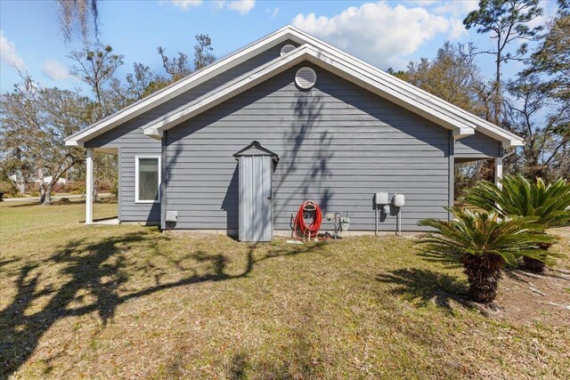 back of house featuring a lawn