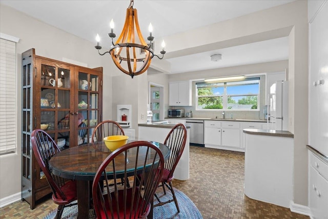 921 Forest Dr, Quincy, FL 32351 - dining space featuring a chandelier and baseboards