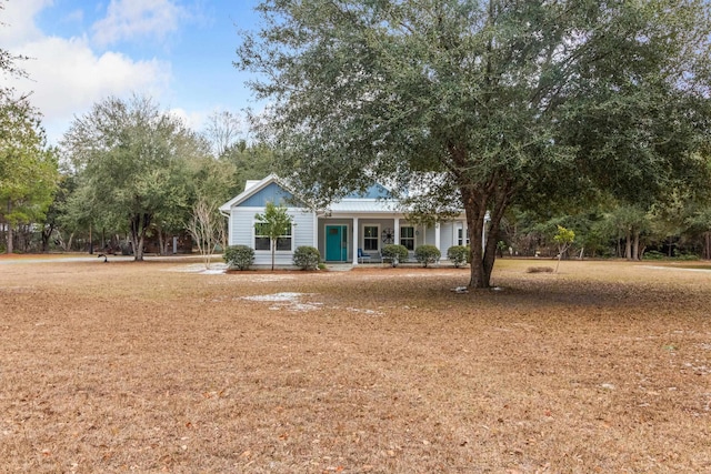 view of front of home featuring a front lawn