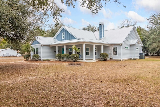 view of front of house featuring cooling unit, a porch, and a front yard