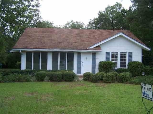 309 E 6th Ave, Havana, FL 32333 - ranch-style home featuring a front yard and roof with shingles