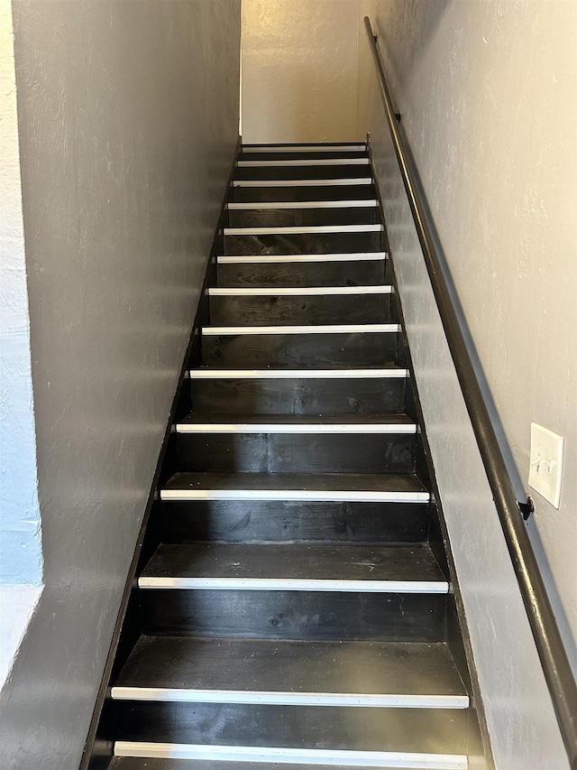 1216 Hidden Pl, Tallahassee, FL 32304 - stairs featuring a textured wall
