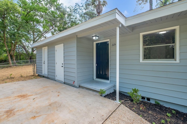 2124 Berkshire Dr, Tallahassee, FL 32304 - entrance to property with a patio area