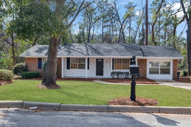 ranch-style home featuring a front lawn