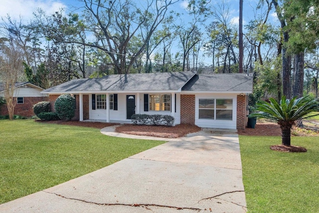 ranch-style home featuring a front lawn