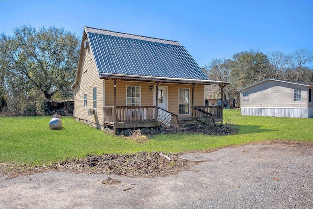 view of front facade featuring a front lawn and a porch