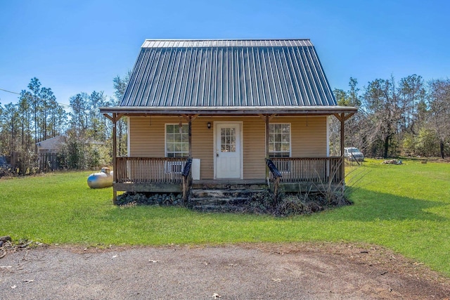 view of front facade with covered porch and a front lawn