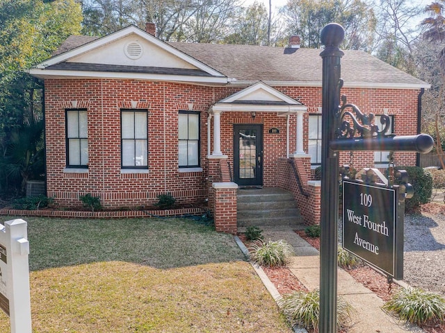 view of front of property with a front lawn