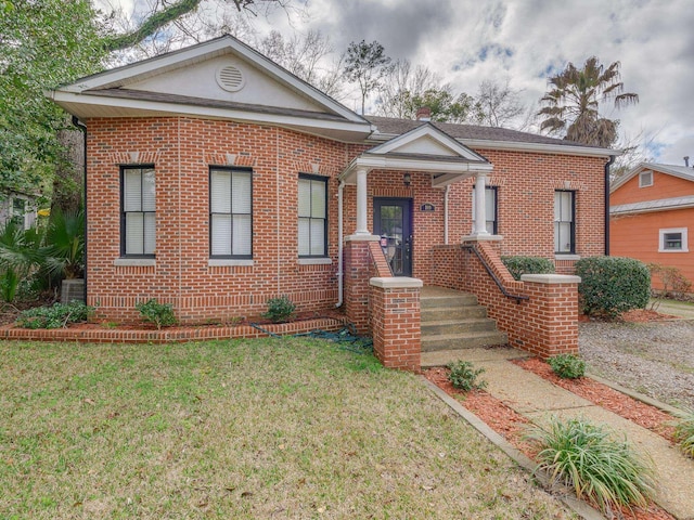 view of front of home featuring a front yard